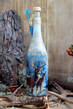 синя бутилка с елени
