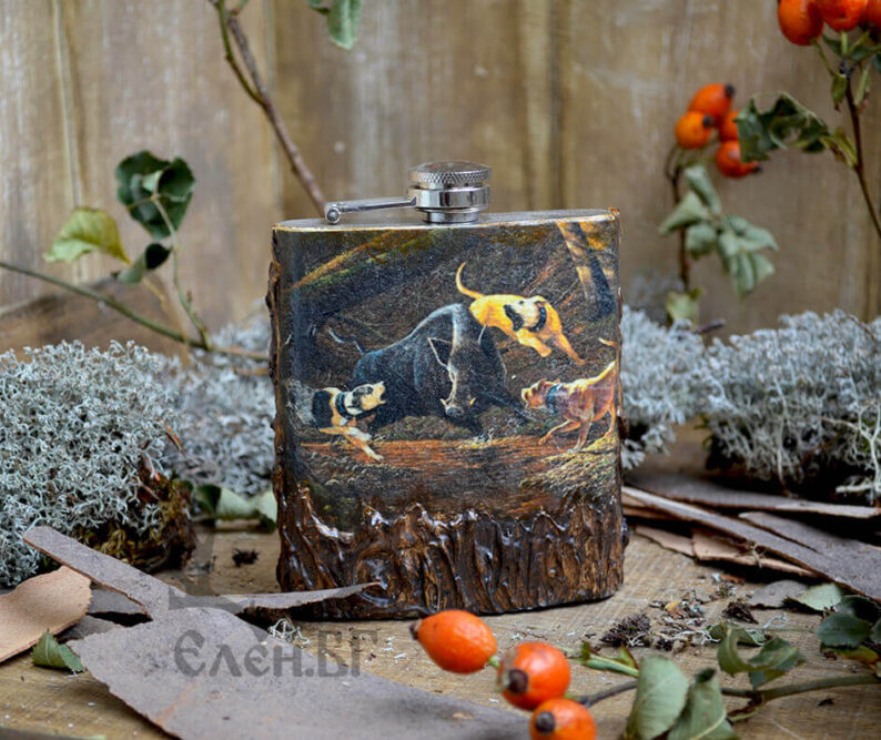 метална джобна бутилка с диво прасе и ловни кучета
