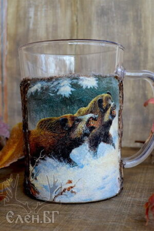 халба за бира с диви прасета в зимна гора